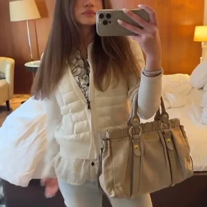 Moncler cardigan  - Säljer en snygg Moncler cardigan  Perfekt för lager-på-lager och har en clean look som funkar till jeans eller kjol. Självklart äkta💕 Skriv om eventuella frågor💕 det går att scanna qr koden och har ett digitalt kvitto💕möter helst upp i sthlm 