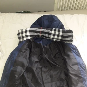 Burberry väst - Här har vi en skönt gjord burberry väst i stolek S herr. Den passar bra till en höst som man vill hålla sin drip i, och den är skön ganska varm och gjord av mig!