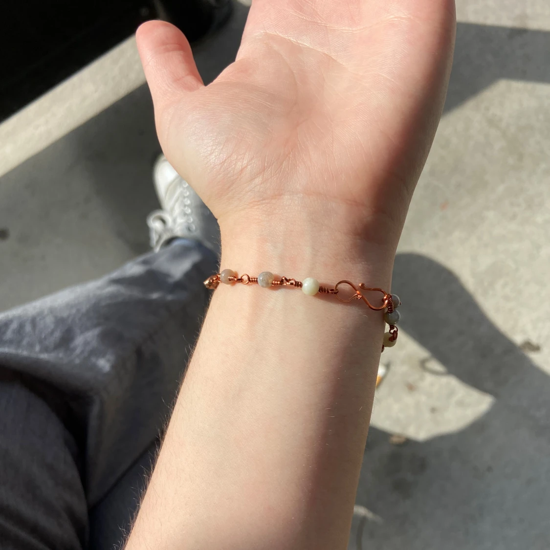 Handgjort koppararmband med pärlor - 3