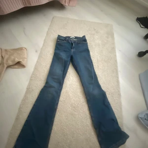 Blå bootcut jeans från Perfect Jeans - Snygga blå jeans från Perfect Jeans i klassisk bootcut-modell. Jeansen har normal passform och är tillverkade i ett mjukt bomullsmaterial med lite stretch. Perfekta för dig som gillar en retro vibe och vill ha ett par jeans med utsvängda ben.