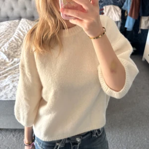 Vit stickad tröja från Gina Tricot - Mysig vit stickad tröja från Gina Tricot i storlek XS. Tröjan har en rund halsringning, trekvartsärmar och en loose passform. Perfekt att slänga på sig när det är lite kyligare ute. Superenkel att matcha med jeans eller kjol. Passar nu till höst och vinter. Inte nopprig