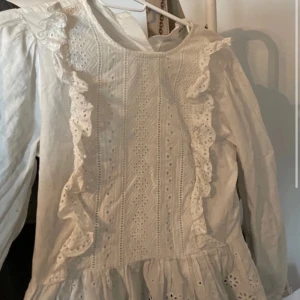 Vit blus med spets och volang - Vit blus från only(Åhléns) köpt för 300ke och har använts 2 gånger för speciellt tillfälle