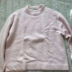 Ljusrosa stickad tröja Gina Tricot - Supermjuk och fluffig ljusrosa stickad tröja från Gina Tricot. Tröjan har rund halsringning, ribbade muddar och en relaxed passform. Perfekt för lager-på-lager och att mysa i under kyliga dagar. Tröjan är sällan använd och i jättebra skick 