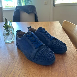 Christian Loubitin - Säljer nu dessa Christian Loubitins. Storleken motsvarar mellan 41-42. Äkta! Box finns men är i väldigt dåligt skick… 1 spik lossnat. Skriv om det är något du undrar över!