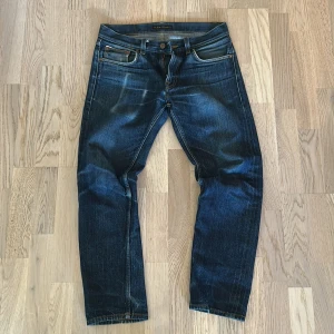 Blå jeans från Nudie Jeans  - Säljer dessa riktigt feta selvedge nudie jeans, de har en sliten look med riktigt skön fade. Perfekta för en mer avslappnad stil. Det är bara att skriva om du har frågor. Priset är inte hugget i sten! Jeansen är köpta second hand och passar tvärr inte mig, därför säljer jag. Du hittar inga snyggare jeans för ett bättre pris! 