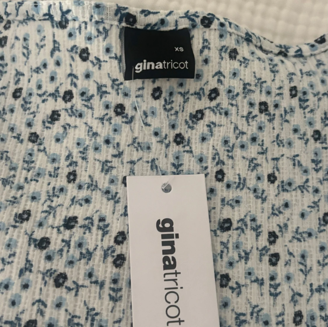 Blommig blus med puffärm Gina Tricot - 3