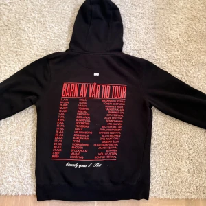 Svart hoodie Barn av vår tid Tour M - Svart hoodie från Hov1 från ”Barn av vår tid” touren 2022. Bra skick då den endast är använd hemma, storlek M. Tar emot bud så bara att skriva