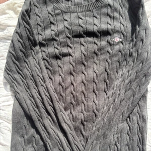 Gant stickad tröja  - Hej, säljer nu min stickade tröja från Gant då den inte kommer till användning. Jag har haft den i ungefär 5 månader men tröjan är i mycket bra skick då den inte användes så mycket. Ny pris 1500kr mitt pris går att diskutera vid snabb affär. Hör av dig vid minsta lila fundering!