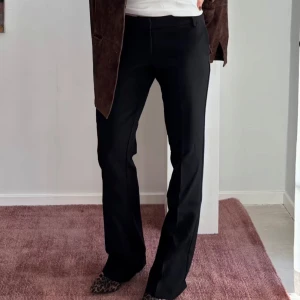 Låg midjade kostymbyxor med utsvängda ben - Säljer dessa då jag köpte fel storlek, dom är oanvända 