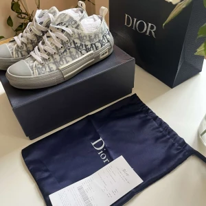 Dior b23 skor - Säljer dessa fräsha dior b23 skorna som är alldeles utmärkta nu inför hösten. Jag både skickar och svarar fort. Skorna är i prima skick och knappt använda. Köpta av en litad säljare på vinted. Det är bara att hojta till vid frågor. Äkta med kvitto som bevis.