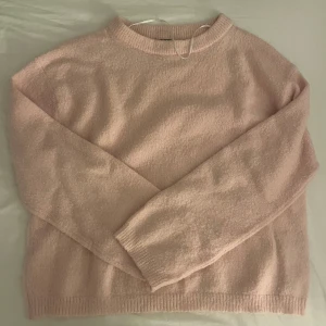 Ljusrosa stickad tröja från 157 - Supermjuk ljusrosa stickad tröja från 157. Jätte bra skit, andvänt fåtal gånger! Storlek S men passar XS.