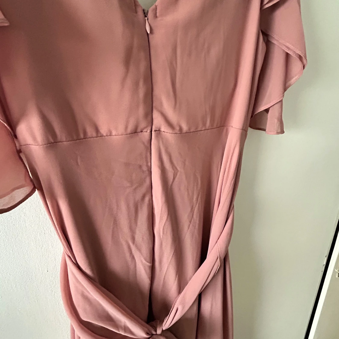 Ljusrosa långklänning med volang - 2