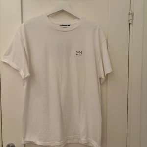 Vit Hov1 tour t-shirt i bomull - Vit t-shirt från Hov1 med liten krona broderad på bröstet och stort tour-tryck på ryggen med alla turnédatum. Den är i storlek L och säljer den då den är för stor för mig💕pris kan diskuteras 