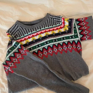 Mönstrad stickad tröja från Holly & White - Supermysig stickad tröja från Holly & White med färgglatt mönster. Perfekt för kalla dagar till vintern eller lagom till jul. Känns sol en xs/s men står storlek M i tröjan. Använd fåtal gånger. 🤗