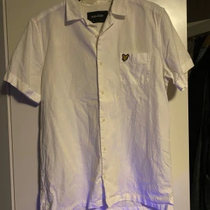 Vit kortärmad skjorta Lyle & Scott - Vit skjorta från Lyle & Scott i bomull med korta ärmar skjortan är i fint skick.