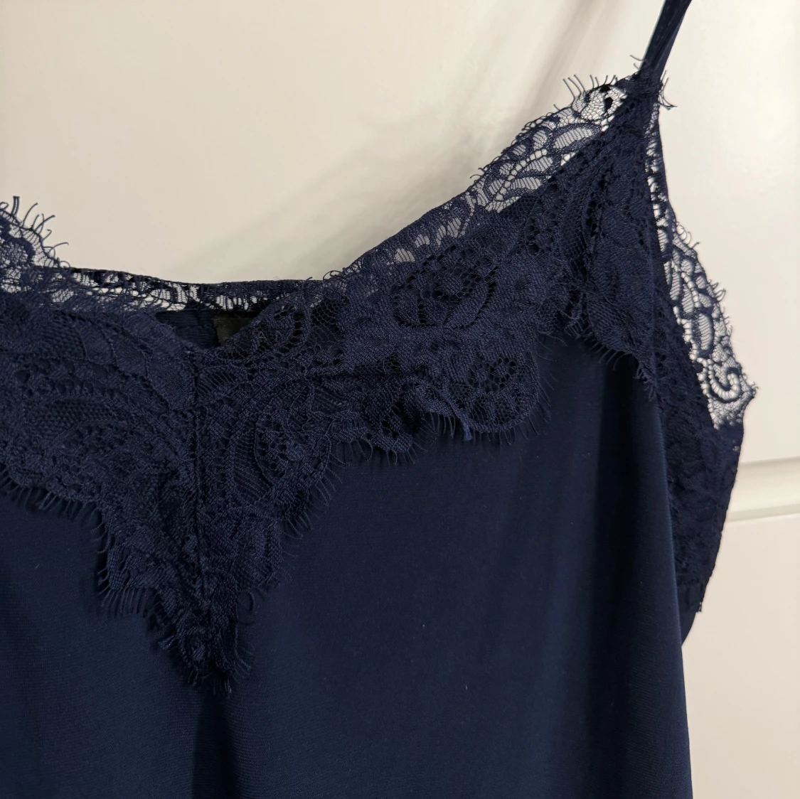 Mörkblå linnetopp med spets - 1