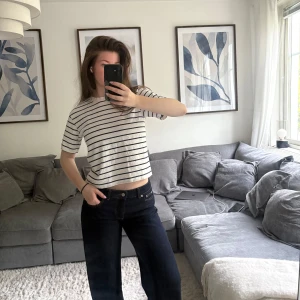 Randig vit t-shirt i bomull - Säljer en vit och marinblå randig T-shirt. Perfekt längd med typ lågmidjade jeans då den sätter sig precis vid byxlinjen. Sparsamt använd!❤️ Skriv privat för fler bilder🫶🏼