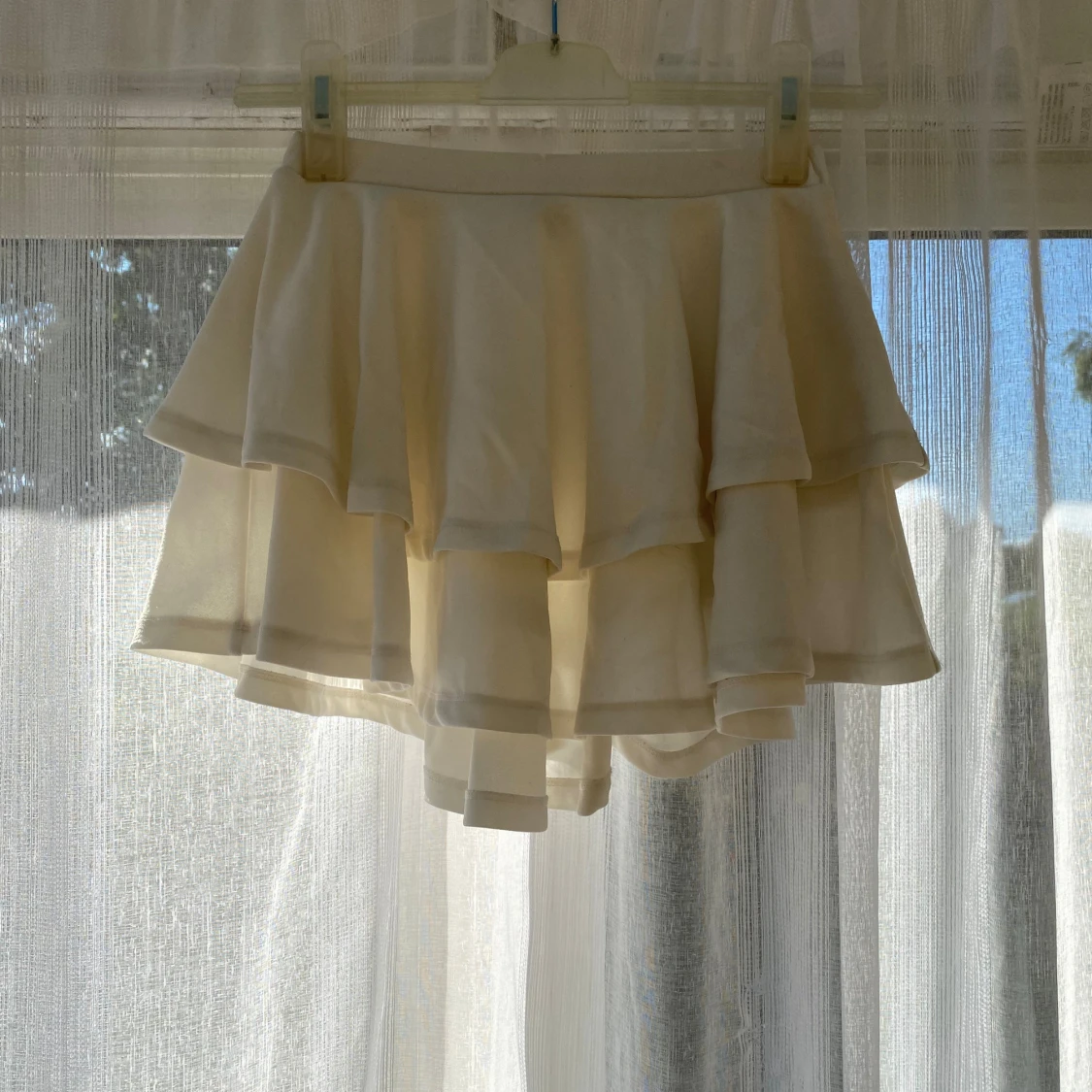 Vit volangkjol med lager på lager