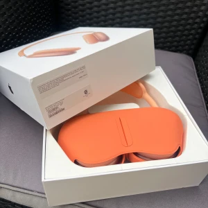 A!rpods Max  - Grymma hörlurar på alla sätt och vis  Ljudet kvalitet är klar och fin  Grym bas 🎧  De är helt nya endast testade en gång, ingen report eller skador 