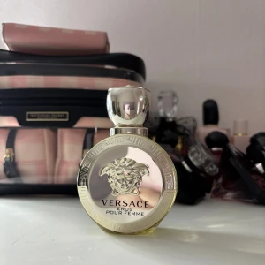 Versace parfym  - Versace eros pour femme edp 50 ml. Endast test-sprayad en gång. Orginalförpackningen medföljer💛
