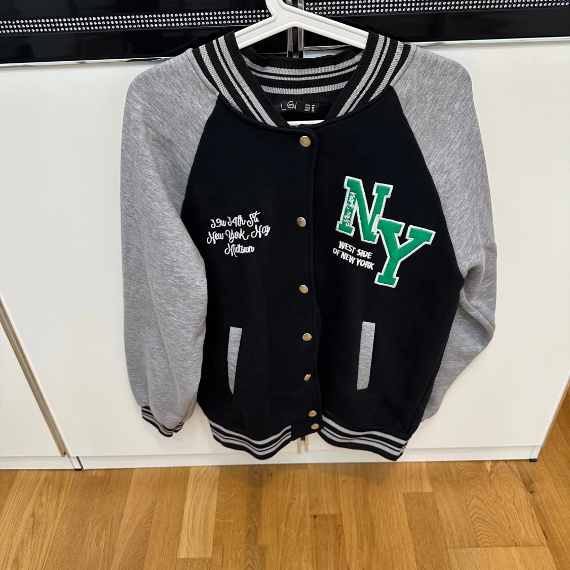 Svart och grå bomberjacka NY