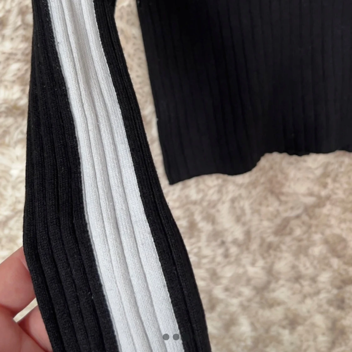 Svart ribbad offshoulder topp - 2