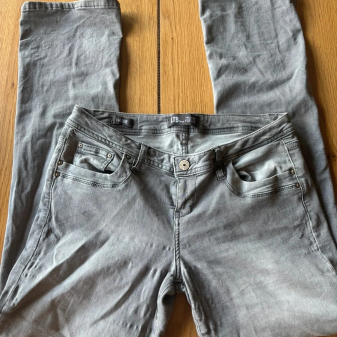 Grå bootcut jeans från LTB