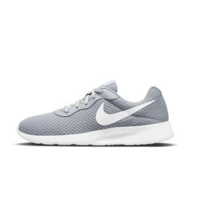 Grå sneakers från Nike med mesh - Snygga grå sneakers från Nike med vit sula och klassisk vit swoosh på sidan. Ovandelen är i ventilerande meshmaterial och skorna har snörning för perfekt passform. Perfekta för dig som gillar en clean och sportig look.