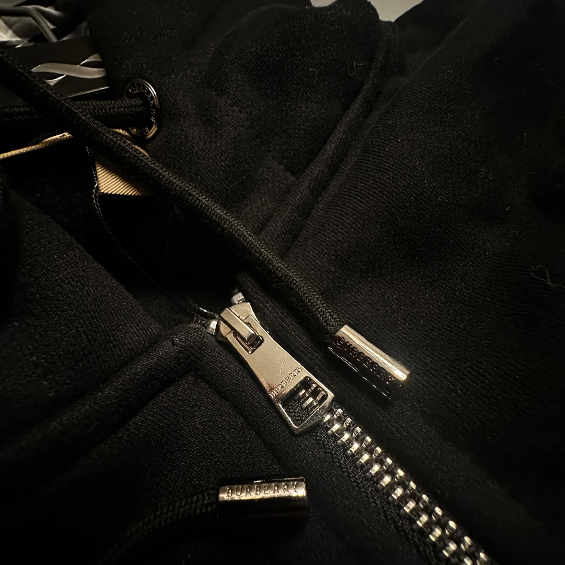 Svart hoodie från Burberry med dragkedja - 2
