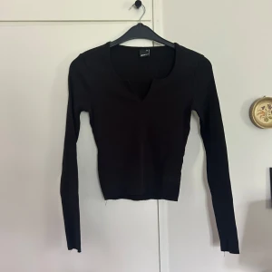 Svart ribbad långärmad topp - Svart långärmad topp från Gina Tricot i ribbat material. Säljer även i vit.