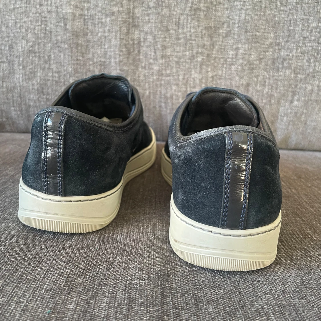 Mörkblå sneakers med mocka och lack - 3