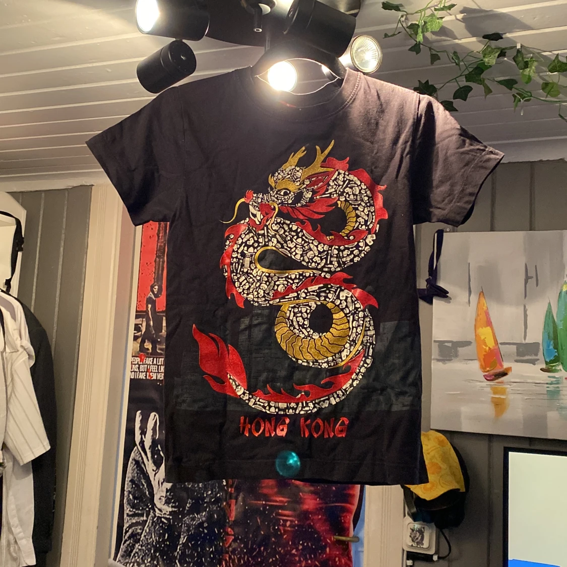 Svart t-shirt med draktryck Hong Kong - 1