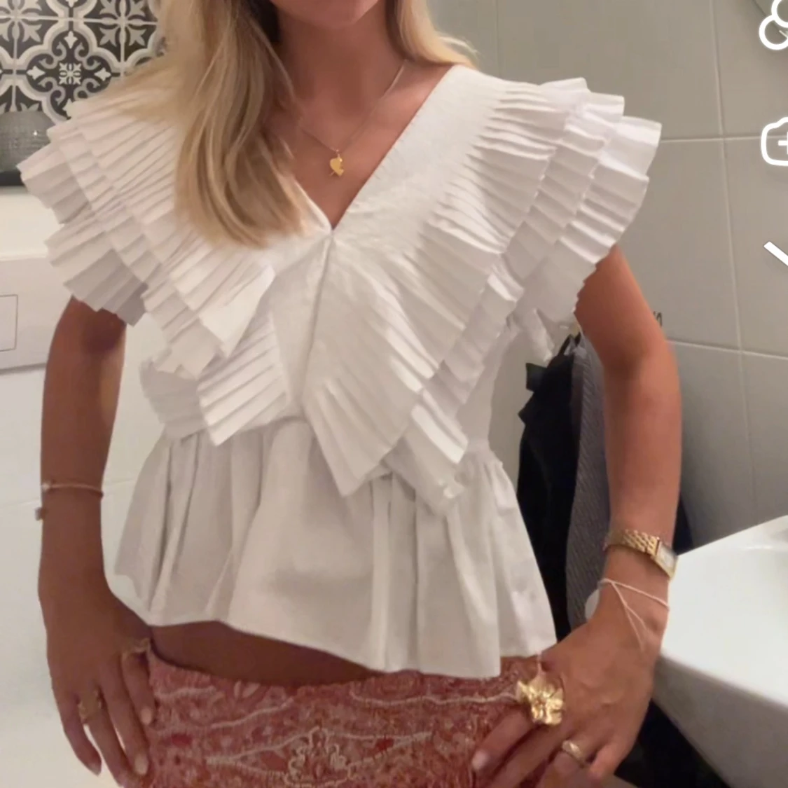 Vit blus med volangkrage