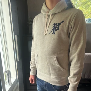 Polo Ralph Lauren hoodie - Säljer denna grå Ralph Lauren hoodie | Skick 10/10 (Helt ny) | Storlek M (grabben på bilden är 180) | Nypris 2300 | Hör av dig vid minsta fundering eller fråga ✅🙌