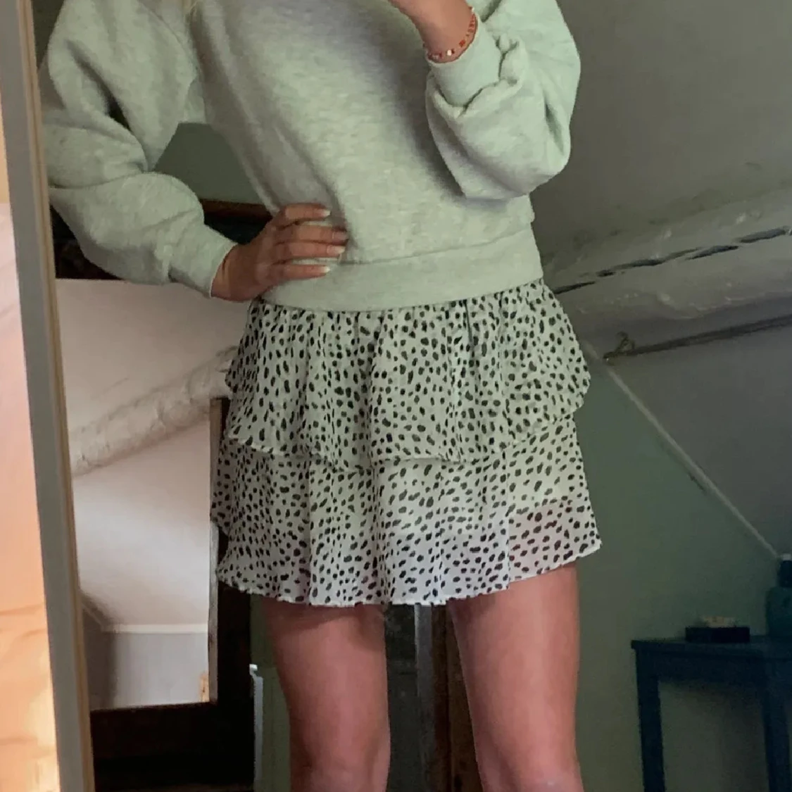 Vit kortkjol med volanger och prickigt mönster