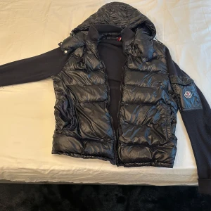 Moncler cardigan  - Säljer en moncler cardigan, dragkedja funkar inte så det går inte att stänga jackan. 