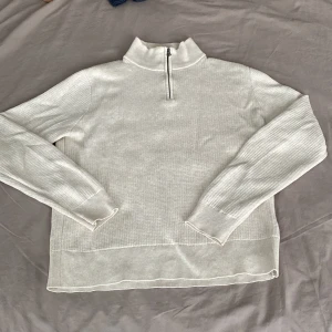 Quarter-Zip från These Glory Days - Säljer en Quarter Zip från These Glory Days. Den är Storlek S men funkar även för XS. Den är helt Hel inga skador eller defekter.