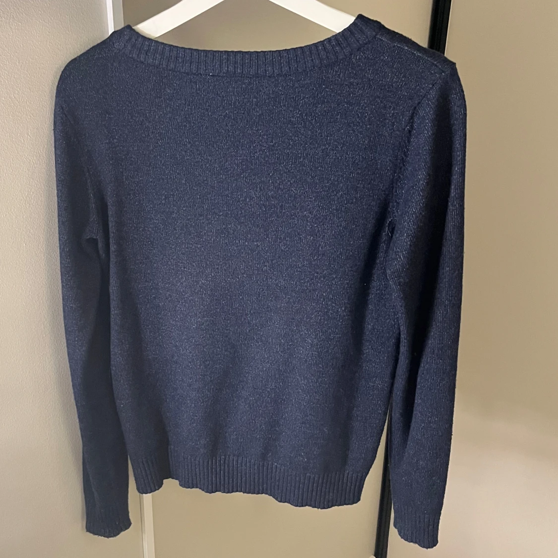 Mörkblå stickad tröja - 1