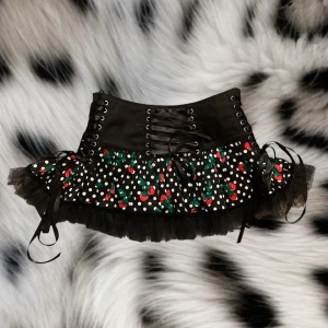 Hell bunny kjol❤️ - Super söt mini kjol med horgubbar och korsett snörning på❤️de fanns ingen lapp där de stog något märke på tyvärr men jag image surfade och hitta exakt samma kjol och fick då reda på att märket var hell bunny❤️de är bara att skriva om du har några frågor😊