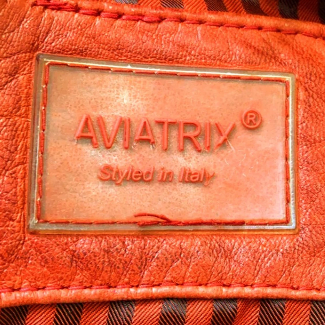 Röd skinn trenchcoat/kappa från Aviatrix - 1