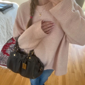 Rosa stickad tröja - Supermysig rosa stickad tröja. Säljer då den inte kom till användning💗 inte mina bilder, så hör av er om ni vill ha fler😚💗men det är exakt den tröjan🫶🏻