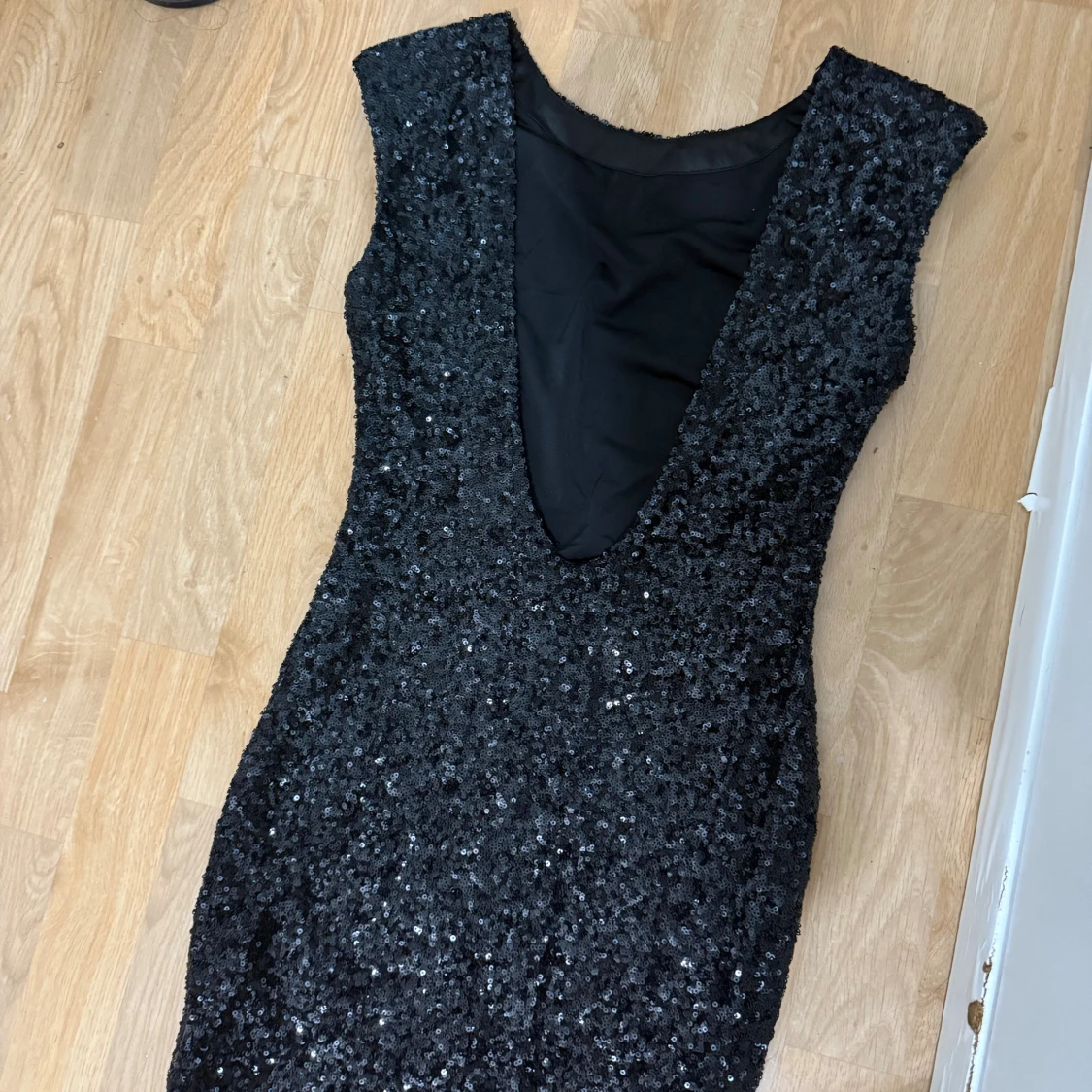 Svart glittrig paljettklänning