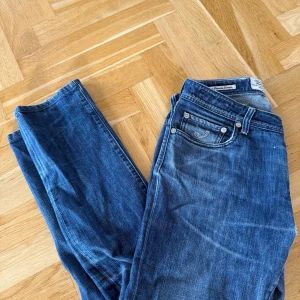 Jacob Cohën jeans - Blåa jacob cohen jeans i storlek 33. Jeansen är ganska så använda men är ändå i väldigt bra skick.