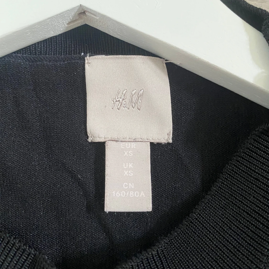 Svart stickad tröja med gulddetaljer H&M - 3