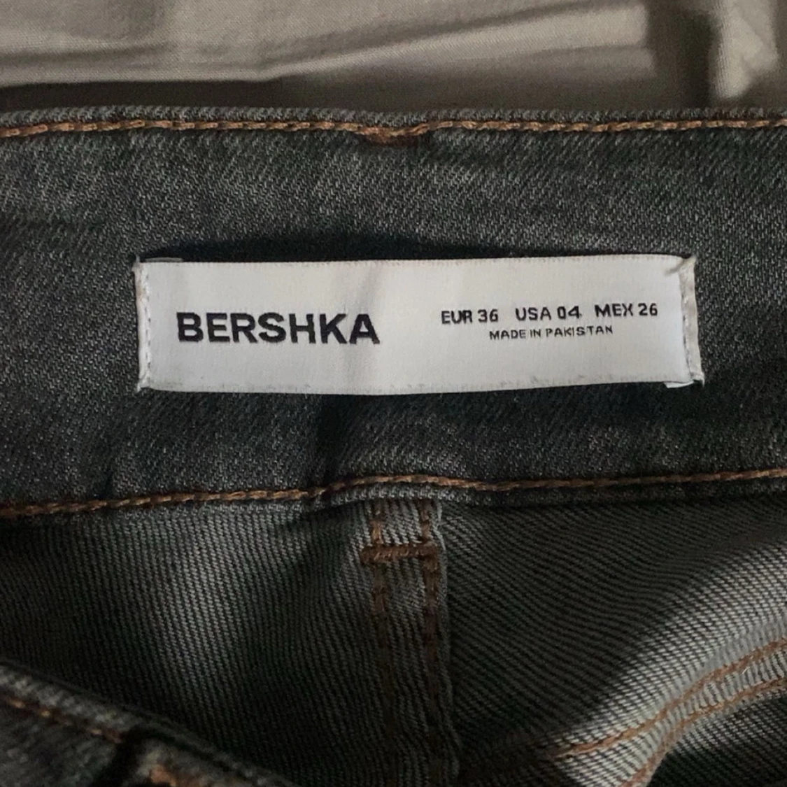Grå bootcut jeans från Bershka - 1