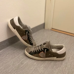 Philippe Model - Säljer dessa snygga Philippe Model i färg grå/mörkgrön. Riktigt sköna och för bra pris, inte alls mycket slitage på hälen och absolut mycket användning kvar. 