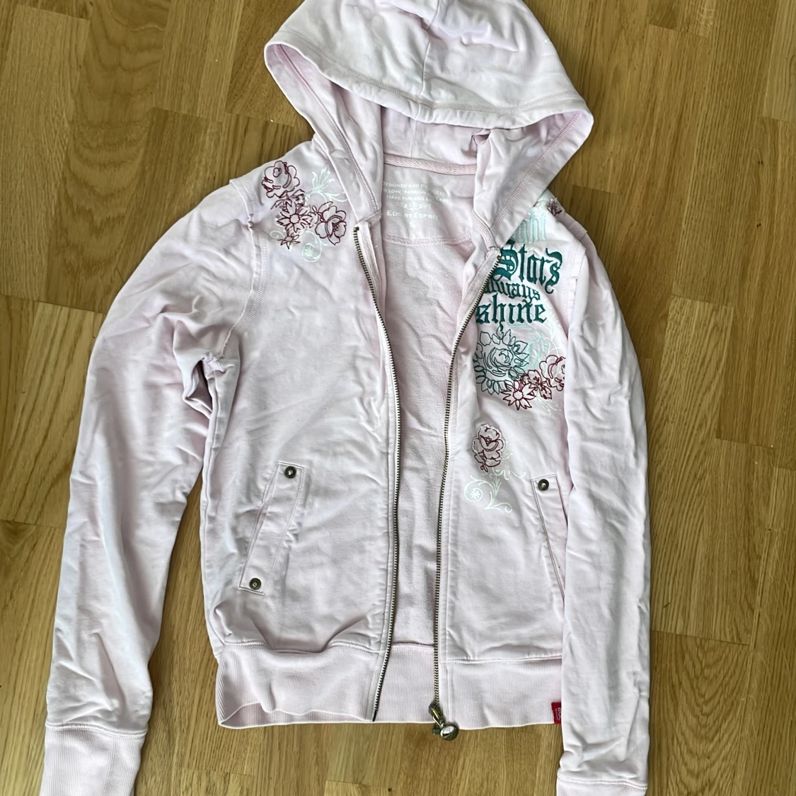 Ljusrosa hoodie med blommor från Esprit