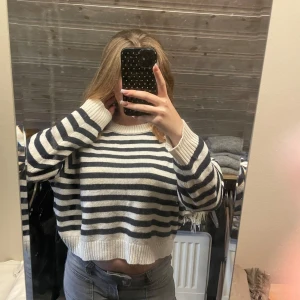 Stickad tröja  - Randig stickad tröja, den är i storlek L men passar mig som har storlek S perfekt 💕