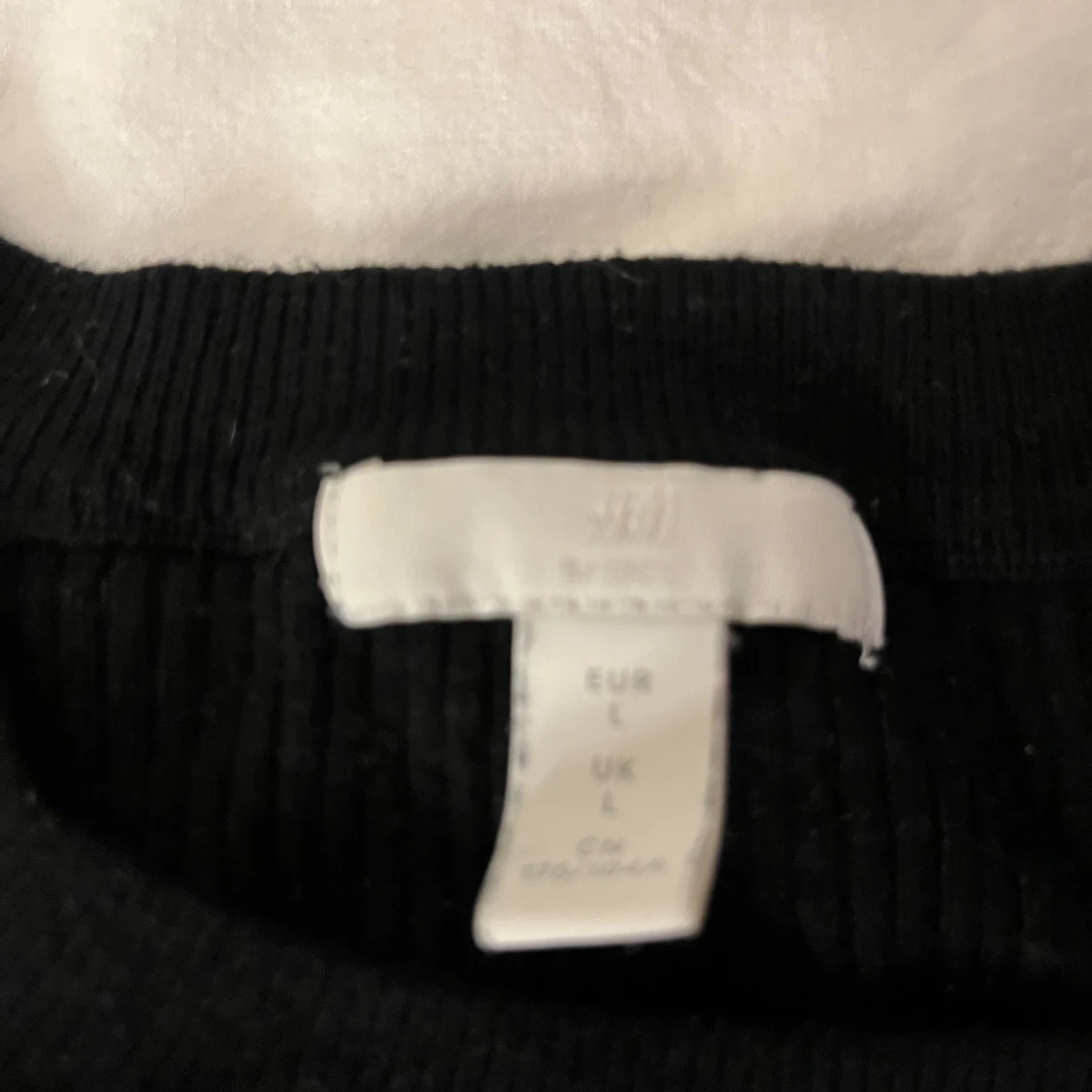 Svart ribbad tröja med guldknappar H&M - 1