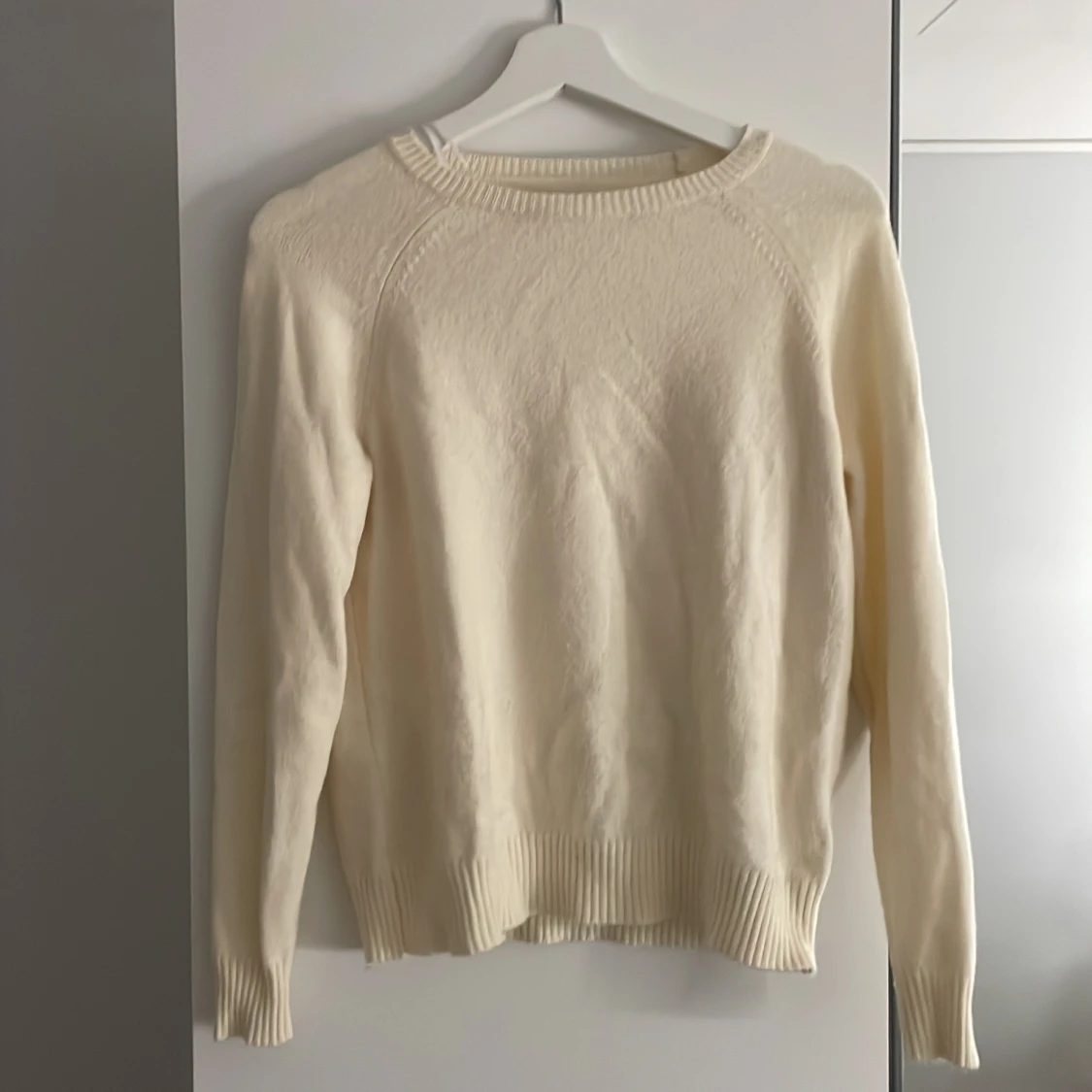 Krämvit stickad tröja 